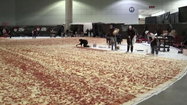 Pembuatan pizza terbesar di dunia di Los Angeles