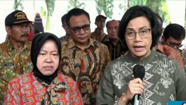 Menteri Keuangan Sri Mulyani Indrawati dan Menteri Sosial Tri Rismaharini.