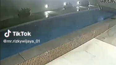 Kolam renang runtuh viral