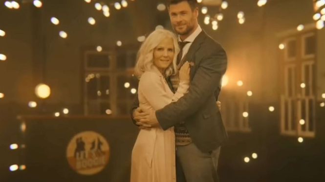 Chris Hemsworth dan istrinya Elsa Pataky (berdandan seperti lansia)