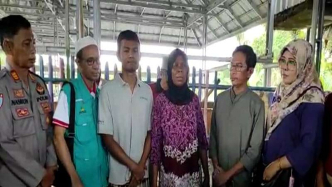 Emak-emak mandi lumpur di TikTok minta maaf