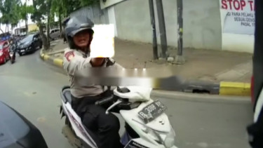 Viral polisi acungkan jari tengah ke relawan ambulans