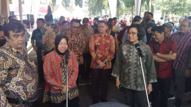  Menteri Keuangan  Sri Mulyani dan Menteri Sosial Tri Rismaharani di Malang.