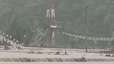 Kondisi jembatan yang rusak diterjang luapan sungai di Kecamatan Bungbulang, Kabupaten Garut, Jawa Barat, Jumat, 20 Januari 2023.