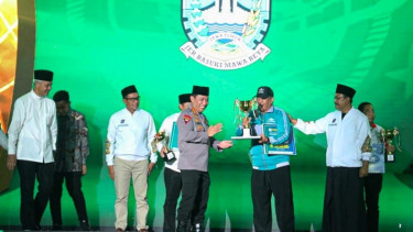 Penyerahan juara porseni NU
