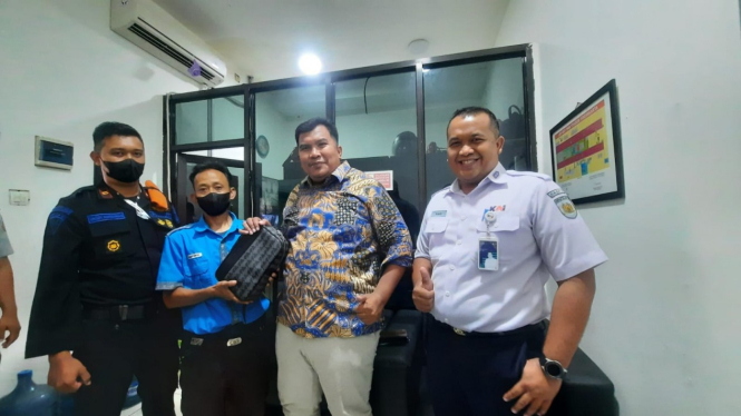 Sudaryanto bersama pemilik tas yang tertinggal di Stasiun Tugu Yogyakarta