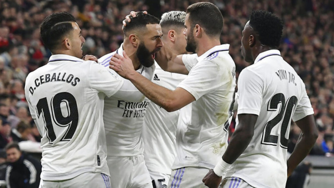 Pemain Real Madrid rayakan gol Karim Benzema
