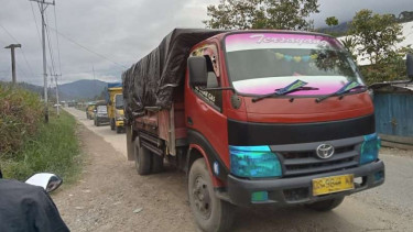 Warga yang bermukim di Kampung Bomomani mengungsi