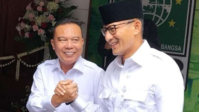 Sufmi Dasco salam komando dengan Sadiaga Uno.