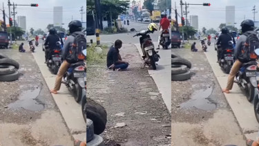 Viral! Pria Salat di Tepi Jalan saat Lampu Merah 