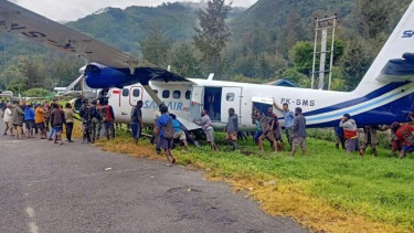 SAM Air tergelincir di Papua
