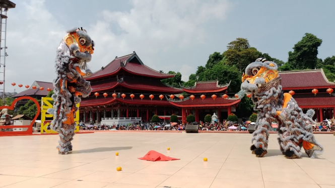 Suasana perayaan Imlek di Klenteng Sam Poo Kong.