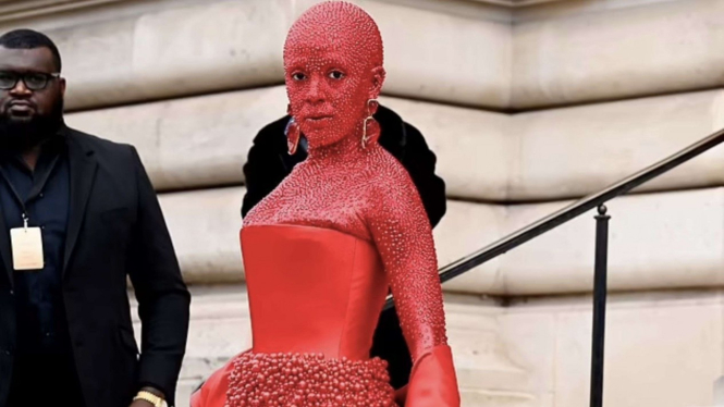 Doja Cat dengan 30.000 kristal Swarovski di tubuhnya yang merah