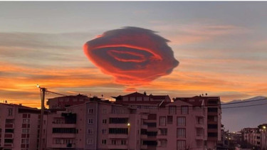 Awan merah besar berbentuk seperti UFO.