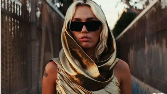 Miley Cyrus dalam lagu Flowers