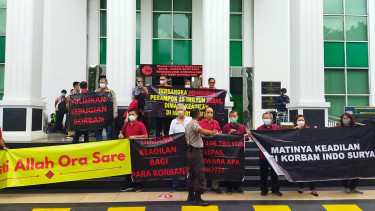 Korban KSP Indosurya demo di depan PN Jakarta Barat