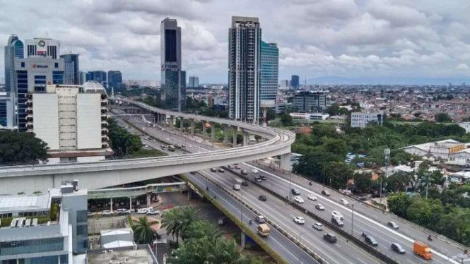 Sejumlah kendaraan melintas di kawasan Kuningan, Jakarta Selatan.