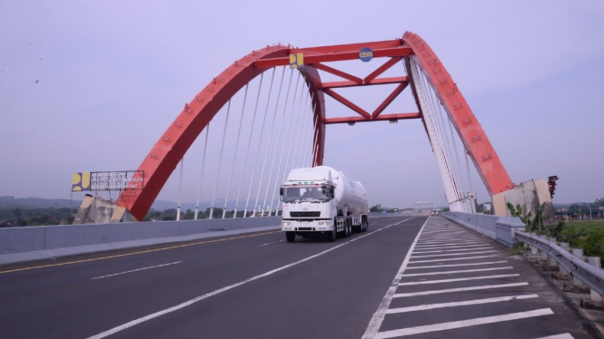 PGN uji coba truk berbahan bakar LNG.