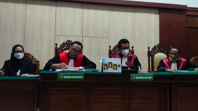 Sidang tukang becak bobok rekening nasabah BCA di PN Surabaya.
