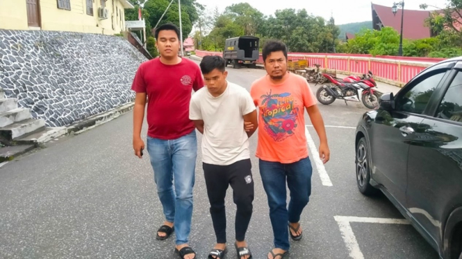 Petarung MMA, Elipitua Siregar saat diamankan petugas kepolisian dari Polres Tap
