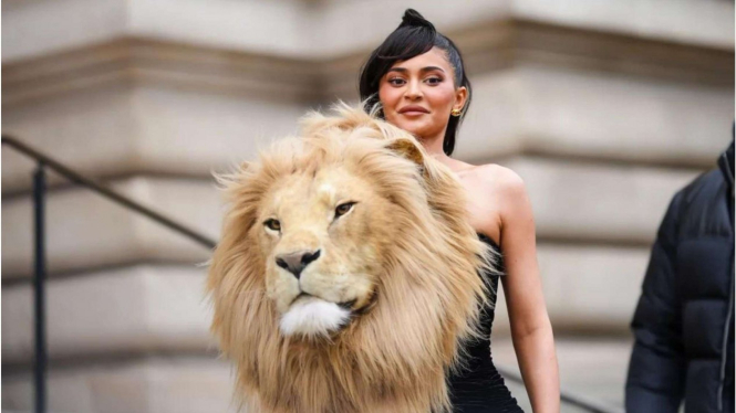 Gaun Schiaparelli animal yang dikenakan Kylie Jenner