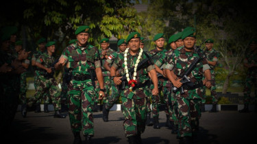 VIVA Militer: Danyonif 406/Candra Kusuma sambut  kedatangan 10 satgas apter.