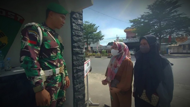 VIVA Militer: Shinta dan Rina berbicara dengan Provost Kodim Kolaka.