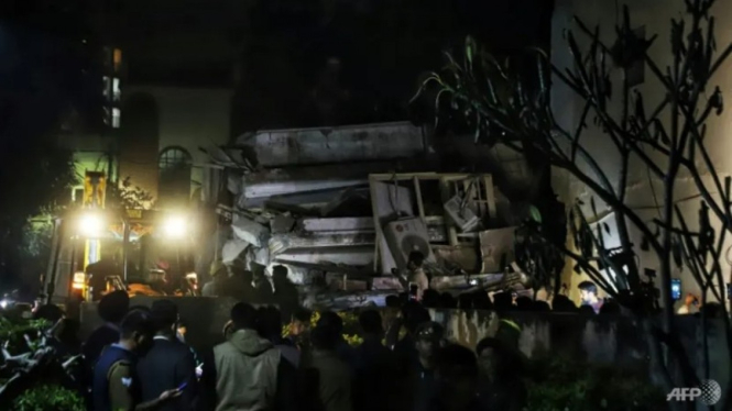 Sebuah gedung apartemen di India runtuh dan menyebabkan tiga orang tewas dan lebih dari belasan orang terjebak di dalam Apartemen.