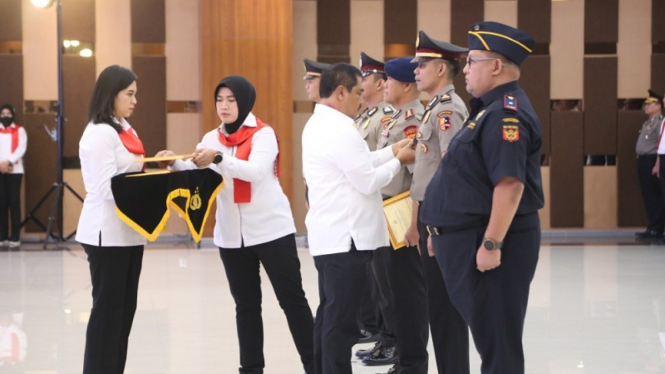 Kabareskrim Polri Komjen Agus sempatkan pin dari Kapolri