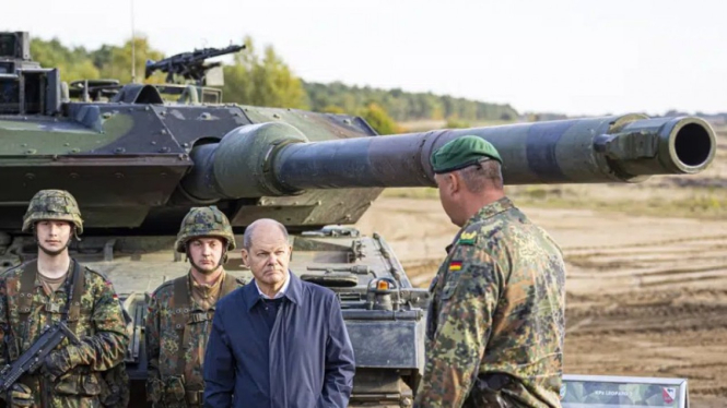 Kanselir Jerman, Olaf Scholz, bersama tentara Jerman di depan tank Leopard 2.