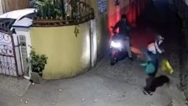 Pelaku teror ular kobra ke kediaman Wahidin Halim terekam CCTV