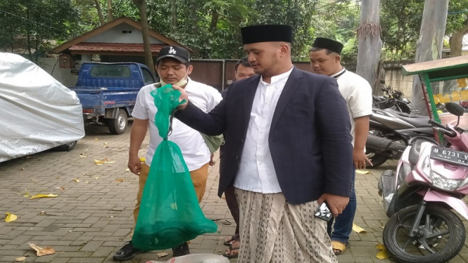 Karung berisi ular berbisa diduga kobra dilempar ke halaman rumah Wahidin Halim