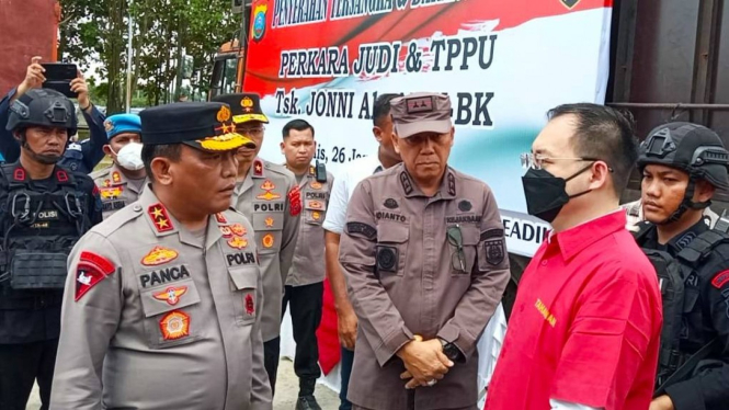 Kapolda Sumut Irjen RZ Panca Putra Simanjuntak danbos judi Jonni alias Apin BK.