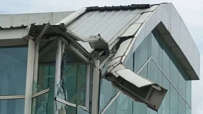 Pesawat Lion Air Tabrak Garbarata Bandara Merauke, Papua.