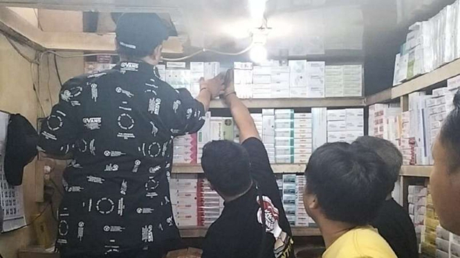 Razia Obat Kadaluarsa.