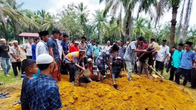 Prosesi pemakaman Paino, politisi Golkar dan mantan anggota DPRD Langkat, Sumut.