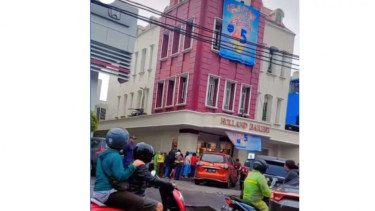 Antrian Holland Bakery Depok