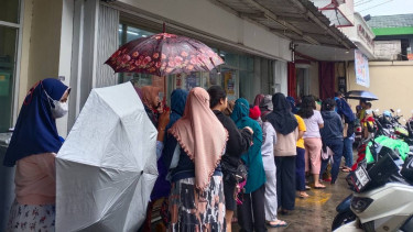 Antrean ke Holland Bakery karena ada diskon 45 persen.