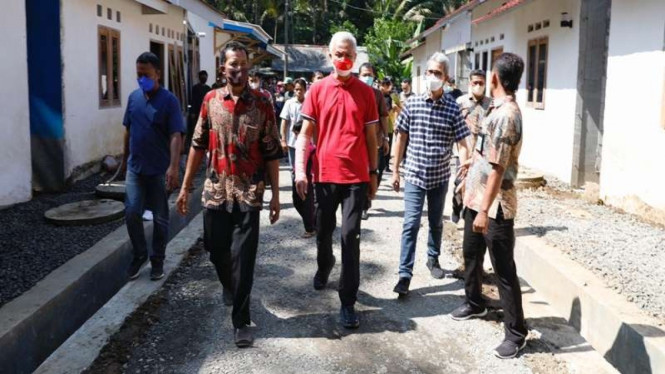 Gubernur Jawa Tengah Ganjar Pranowo (tengah)
