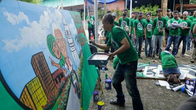 Sejumlah driver ojol ikuti lomba mural
