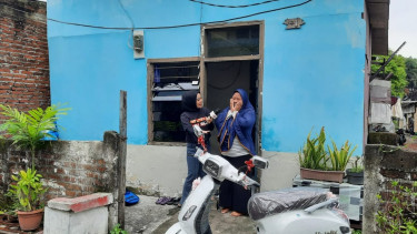 Nurul saat menerima hadiah motor listrik dari tim ANTV di Surabaya.