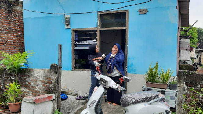 Nurul saat menerima hadiah motor listrik dari tim ANTV di Surabaya.