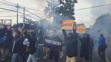 Demo Aremania di Kantor Arema FC berakhir ricuh