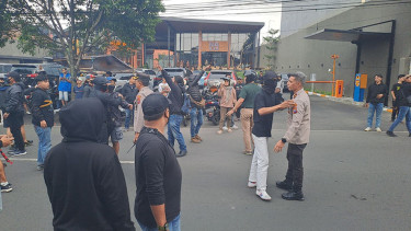 Demo Aremania di Kantor Arema FC