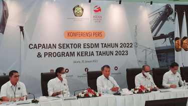 Menteri ESDM Arifin Tasrif (tengah) beserta jajaran pejabat Kementerian ESDM.