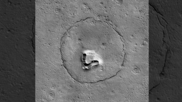 Fragmen Mars yang terlihat seperi boneka beruang atau teddy bear.