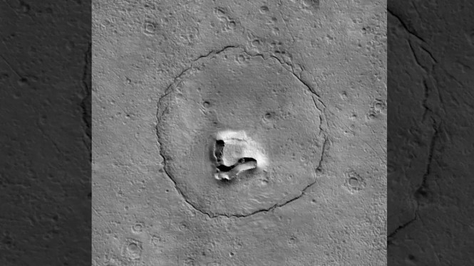 Fragmen Mars yang terlihat seperi boneka beruang atau teddy bear.
