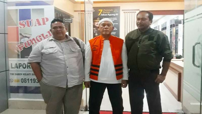 Tersangka korupsi JMM saat diamankan petugas Tim Tabur Kejati Sumut.