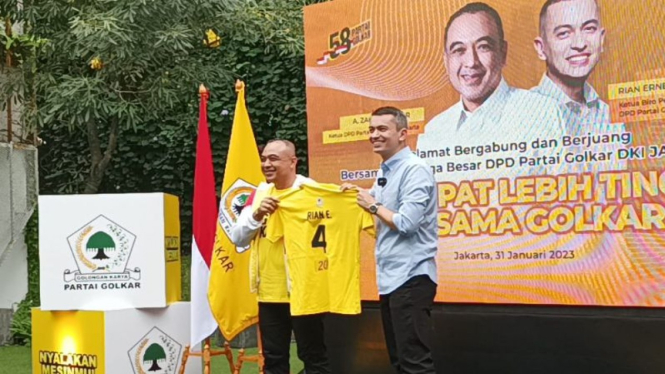 Rian Ernest gabung ke Partai Golkar.