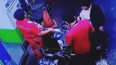 Viral! Pengandara Motor Isi BBM Ambil Uang Petugas SPBU saat Jatuh Kejang-kejang